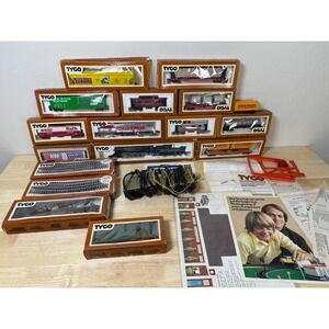 VTG 1975 Tyco Elec HO Scale Train Set Untested w/ Tracks and Instructions